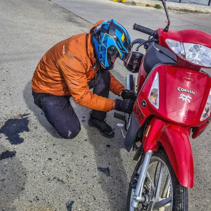 Importantes daños materiales tras choque entre un auto y una motocicleta Importantes daños materiales tras choque entre un auto y una motocicleta