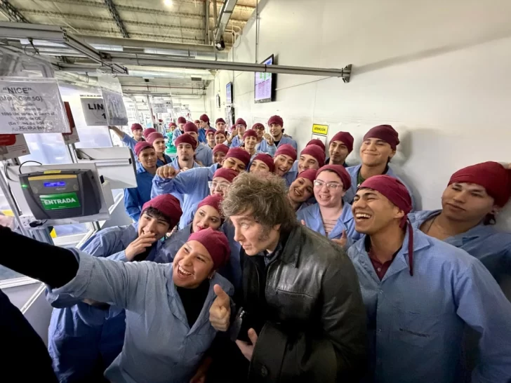  El Presidente de la Nación sacándose fotos con los trabajadores.