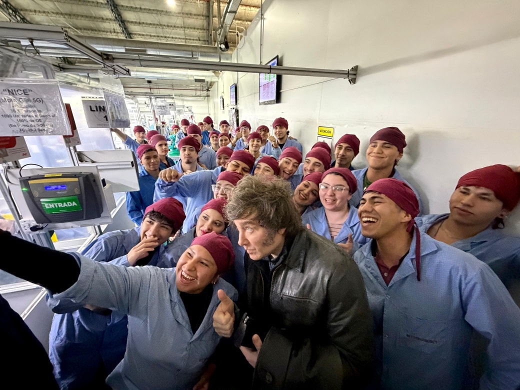  El Presidente de la Nación sacándose fotos con los trabajadores.