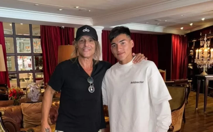  Claudio Paul Caniggia junto a la joya de Comodoro, Ian Subiabre.