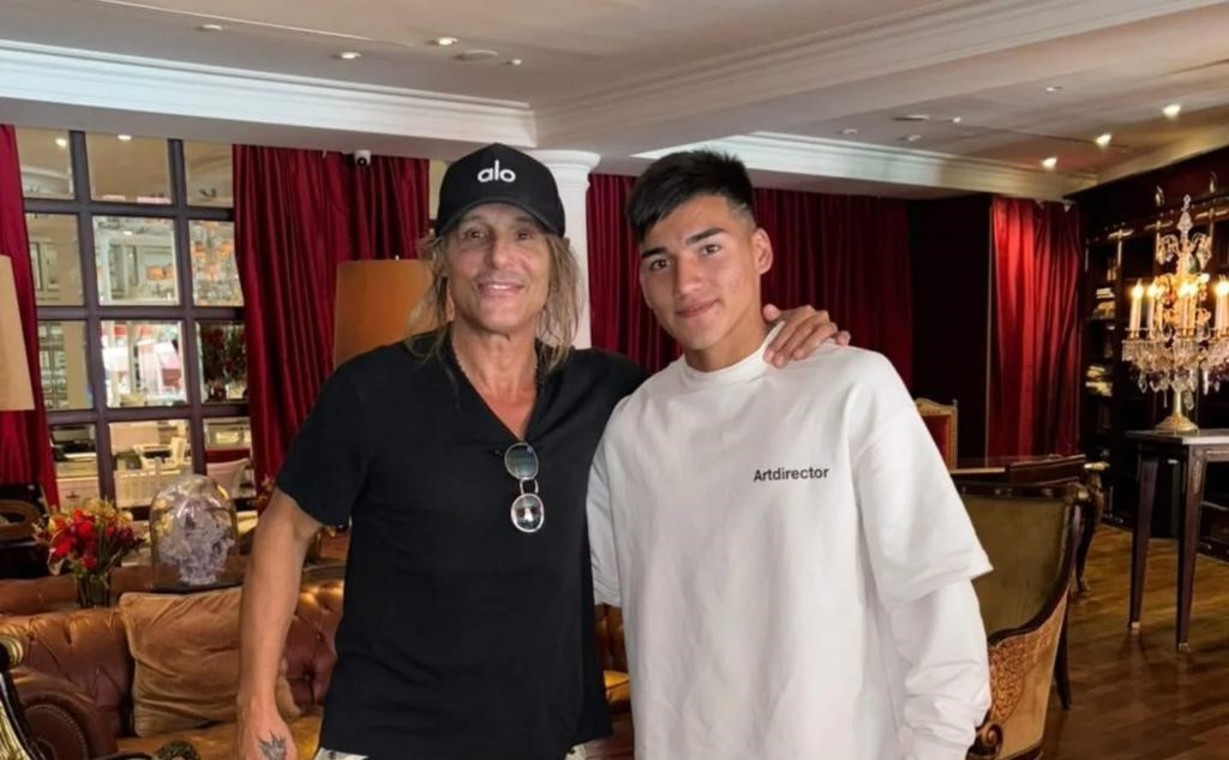  Claudio Paul Caniggia junto a la joya de Comodoro, Ian Subiabre.