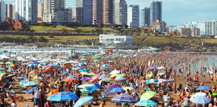 Vacaciones 2026: cuánto costará alquilar carpas y sombrillas en las playas de Mar del Plata