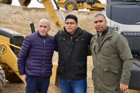  José Llugdar (Petroleros Jerárquicos), Claudio Vidal (Gobernador), Rafael Guenchenen (SIPGER) en Palermo Aike. FOTO: GOBIERNO