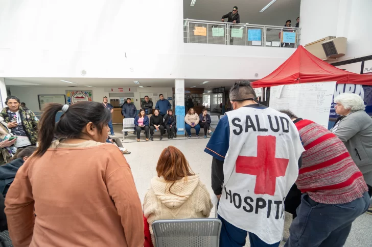  La asamblea en el hall del hospital. FOTO: LEANDRO FRANCO/ LA OPINIÓN AUSTRAL