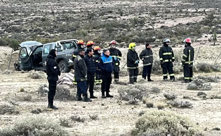  Policías y bomberos que trabajaron en el lugar del hecho, al costado de la ruta nacional 3, en el acceso sur a Caleta Olivia. Detrás, la camioneta que guiaba el vecino que falleció. FOTO: CANAL 2 CALETA VIDEO CABLE