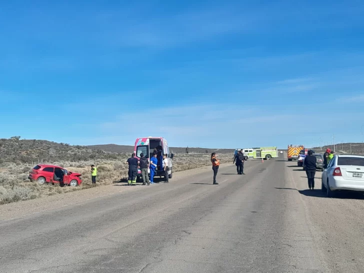  Autoridades trabajando en el lugar. (FOTO: TAMARA MORENO/LA OPINIÓN AUSTRAL).