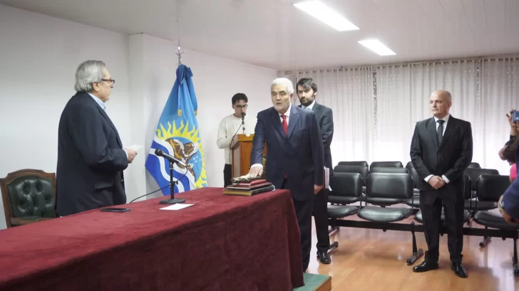 El momento de la jura de Acevedo. FOTOS: LEANDRO FRANCO/LA OPINIÓN AUSTRAL.