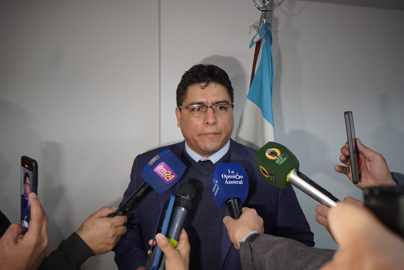  El gobernador Claudio Vidal, tras la asunción de Acevedo y González Nora. FOTOS: LEANDRO FRANCO/LA OPINIÓN AUSTRAL.