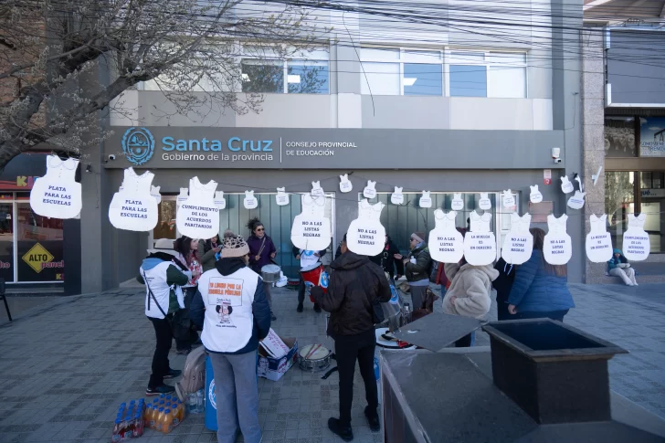  El gremio docente viene exigiendo paritarias desde mediados de año. (FOTO: LEANDRO FRANCO/ LA OPINIÓN AUSTRAL).