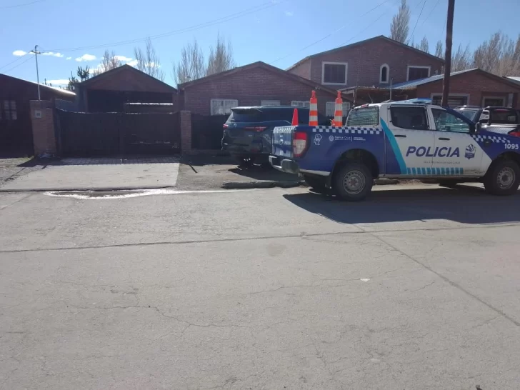 Le hizo una escena de celos a la novia, le pegó y le destrozó las cubiertas de la moto cuando ella fue a denunciar