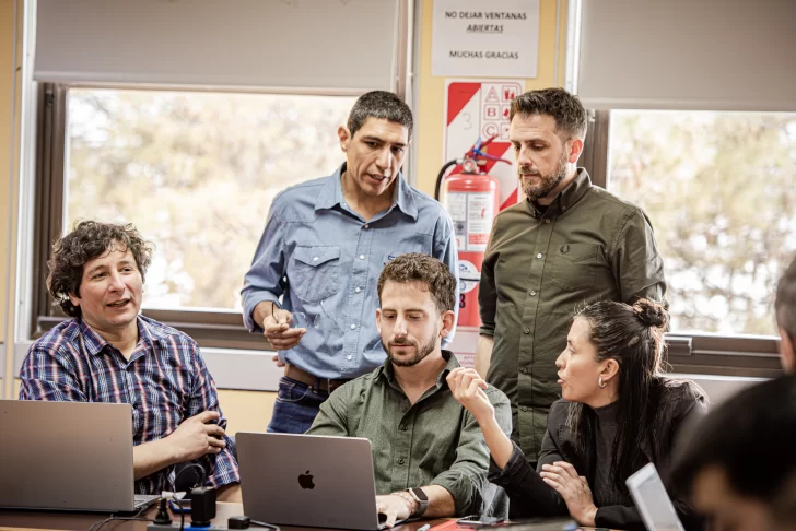  Sebastián Auyanet con La Opinión Austral y Canal 12 de Comodoro. FOTO: ADEPA