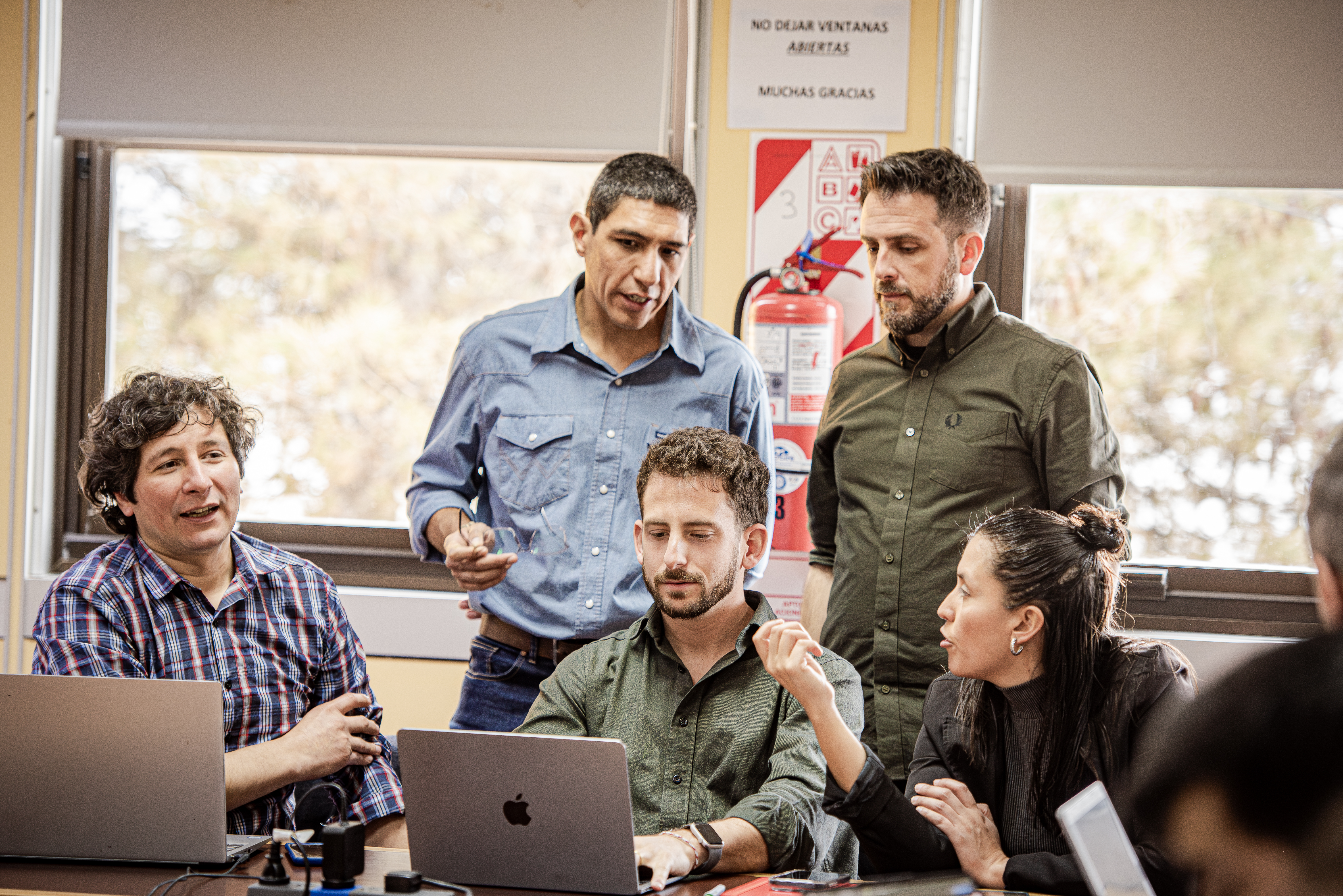  Sebastián Auyanet con La Opinión Austral y Canal 12 de Comodoro. FOTO: ADEPA