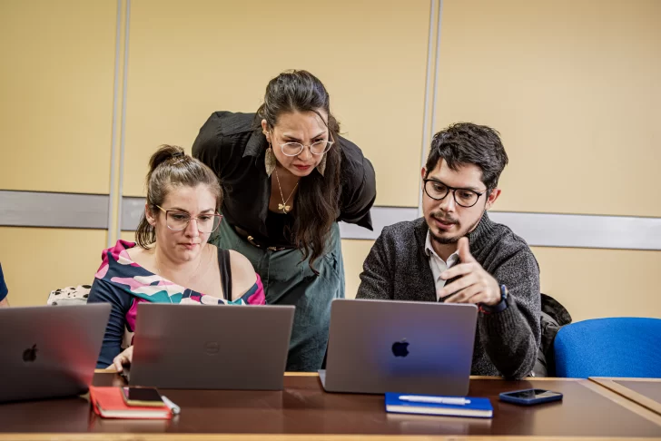  Claudia Báez con periodistas de el diario Río Negro. FOTO: ADEPA
