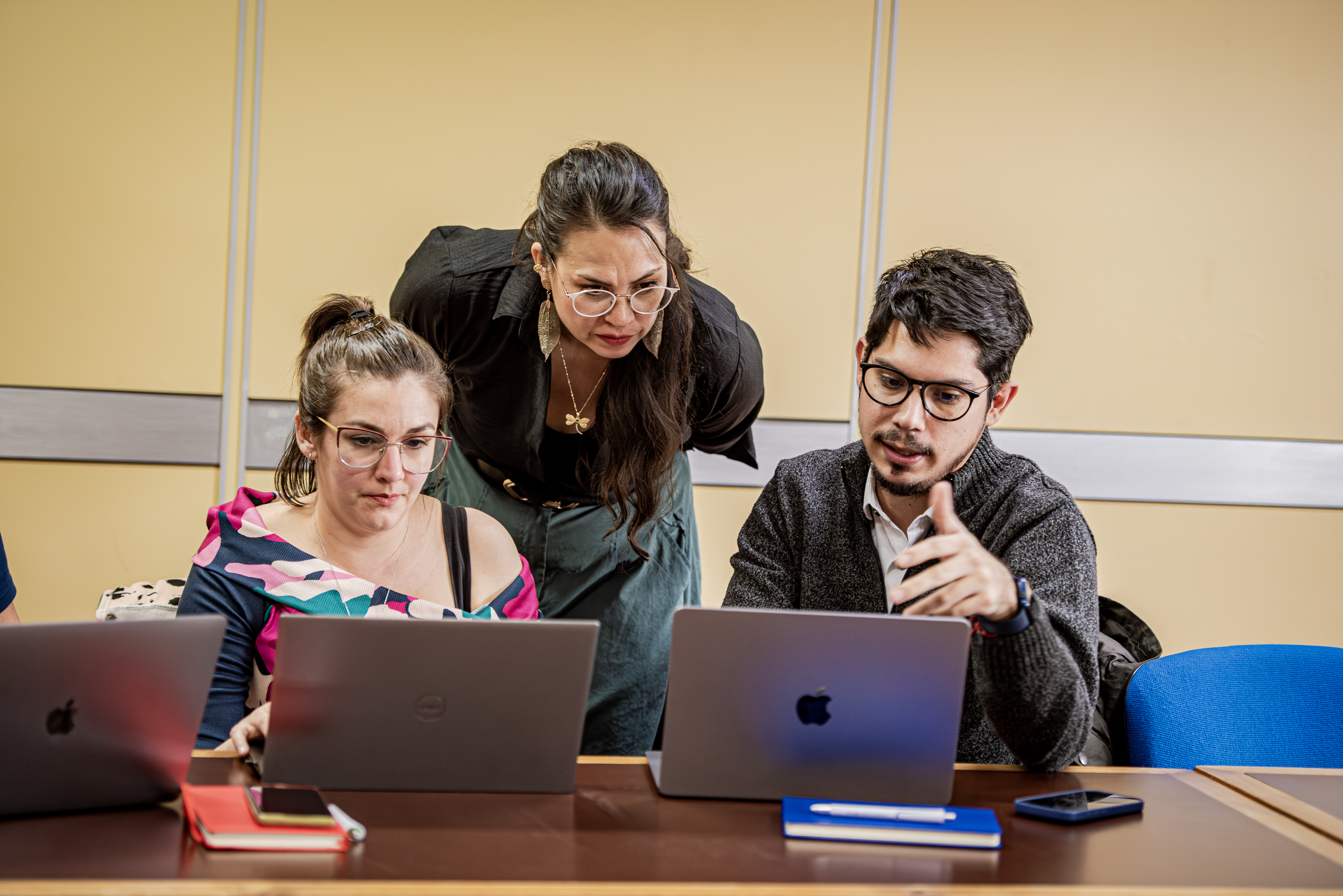  Claudia Báez con periodistas de el diario Río Negro. FOTO: ADEPA