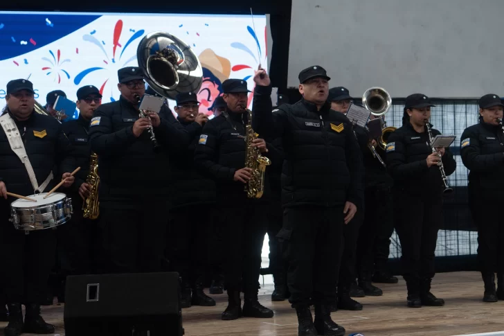 BANDA-DE-MUSICA-POLICIAL-EN-EL-CENTRO-CHILENO-728x485 BANDA-DE-MUSICA-POLICIAL-EN-EL-CENTRO-CHILENO-728x485