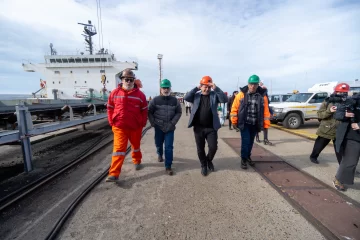 Llegó el barco a Punta Loyola y se cargan las 60 mil toneladas de carbón de YCRT: “Hay muchas compañías interesadas” Llegó el barco a Punta Loyola y se cargan las 60 mil toneladas de carbón de YCRT: “Hay muchas compañías interesadas”