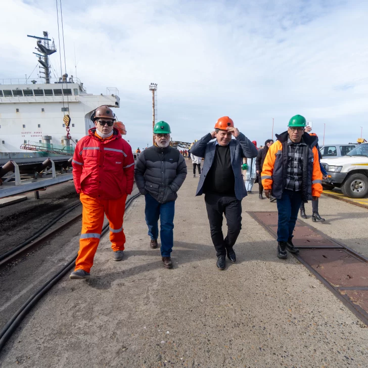 Llegó el barco a Punta Loyola y se cargan las 60 mil toneladas de carbón de YCRT: “Hay muchas compañías interesadas” Llegó el barco a Punta Loyola y se cargan las 60 mil toneladas de carbón de YCRT: “Hay muchas compañías interesadas”