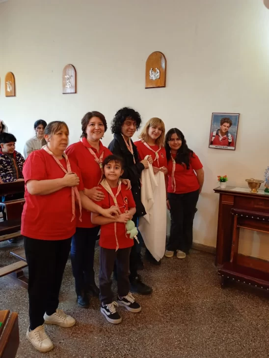  En el día de la canonización, el grupo de niños y jóvenes Carlo Acutis celebró al nuevo santo.