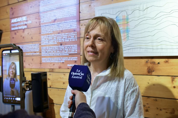  Claudia Ferretto destacó el interés de la comunidad en conocer la historia del arte de Santa Cruz. Foto: José Silva/La Opinión Austral