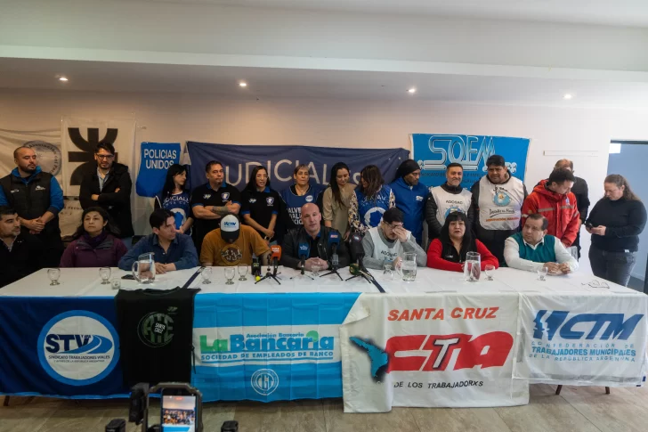  En la conferencia estuvieron presentes sindicatos como el docente de ADOSAC, los Viales, trabajadores de la salud, CTA, entre otros. (FOTO: LEANDRO FRANCO/ LA OPINIÓN AUSTRAL).