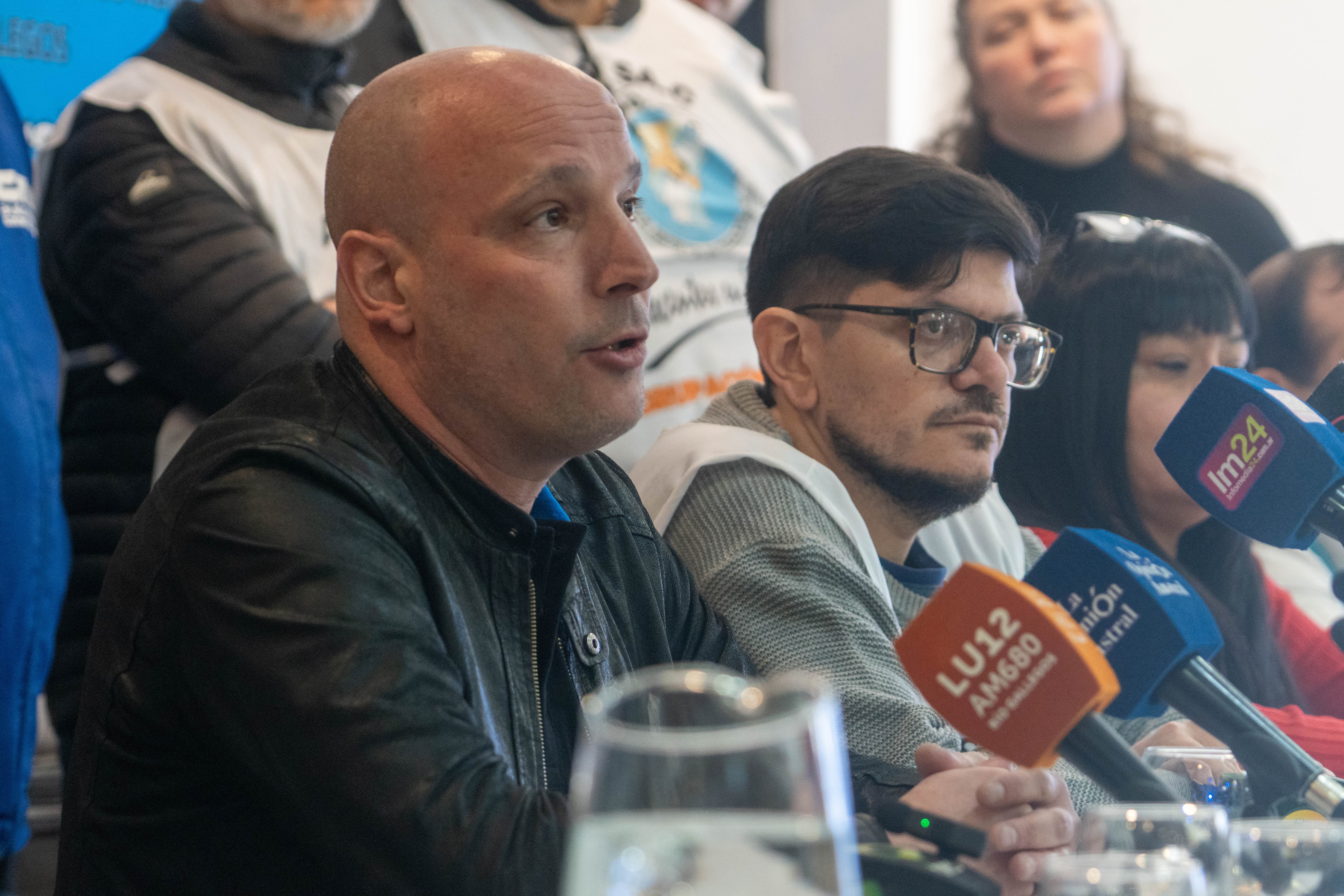  Franco Mascheroni; al lado, Juan Manuel Valentín de ADOSAC, filial Río Gallegos. (FOTO: LEANDRO FRANCO/ LA OPINIÓN AUSTRAL).