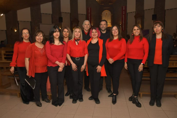  Coro de Casa España, dirigido por Ingrid Peña. Foto: José Silva/La Opinión Austral