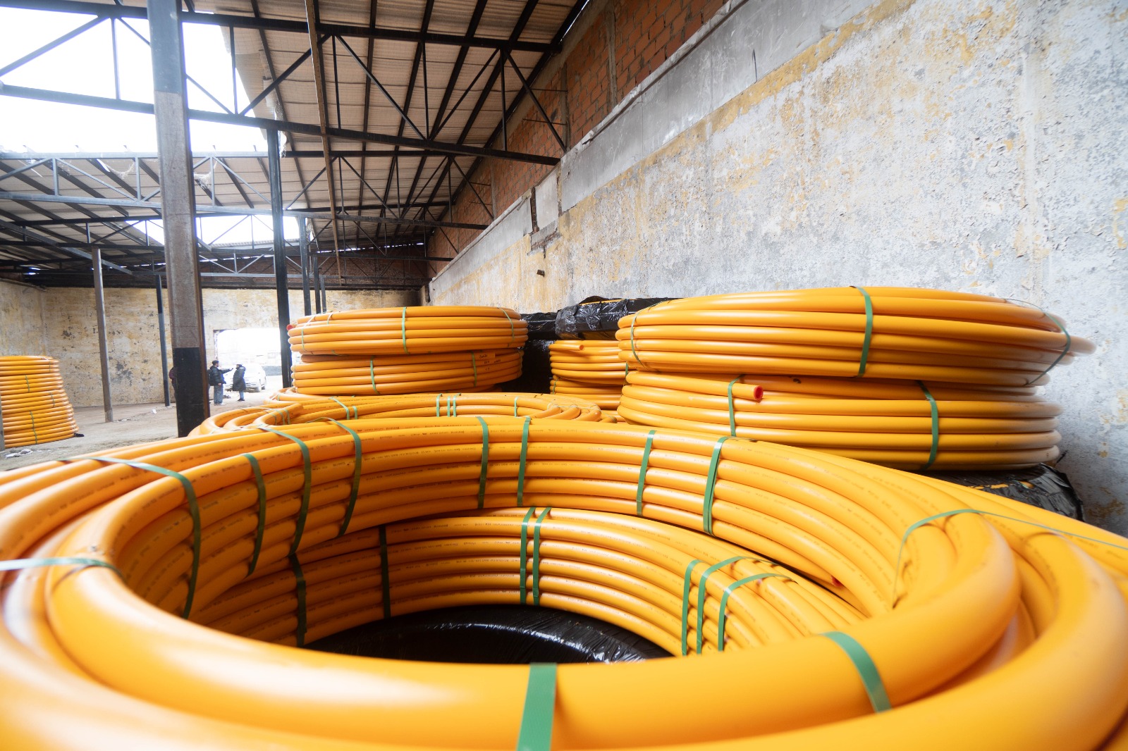 Llegó el tercer camión con caños para la obra de gas en el barrio 22 de Septiembre