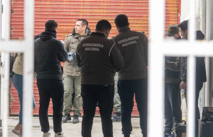  Los gendarmes realizando las pericias tras un intento de robo que hubo la semana pasada. (FOTO: LEANDRO FRANCO/LA OPINIÓN AUSTRAL)
