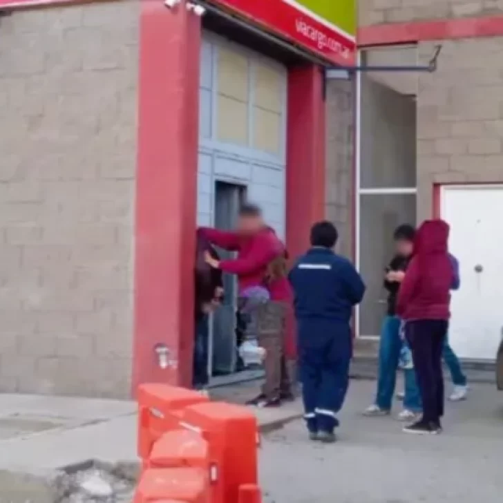 Interceptan cocaína enviada por encomienda a Santa Cruz: un joven detenido en El Calafate Interceptan cocaína enviada por encomienda a Santa Cruz: un joven detenido en El Calafate