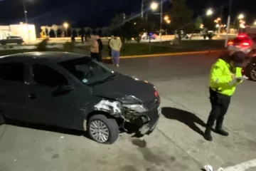 Impactante choque en la costanera: un auto arrancó un árbol y terminó sobre el boulevard Impactante choque en la costanera: un auto arrancó un árbol y terminó sobre el boulevard