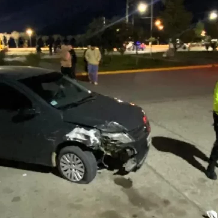 Impactante choque en la costanera: un auto arrancó un árbol y terminó sobre el boulevard Impactante choque en la costanera: un auto arrancó un árbol y terminó sobre el boulevard