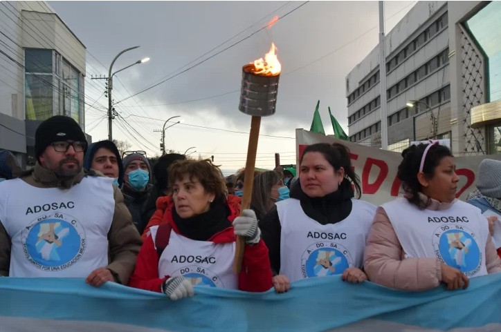  La marcha de antorchas realizada este martes en Río Gallegos junto al personal de la Salud. (Foto: José Silva/La Opinión Austral).