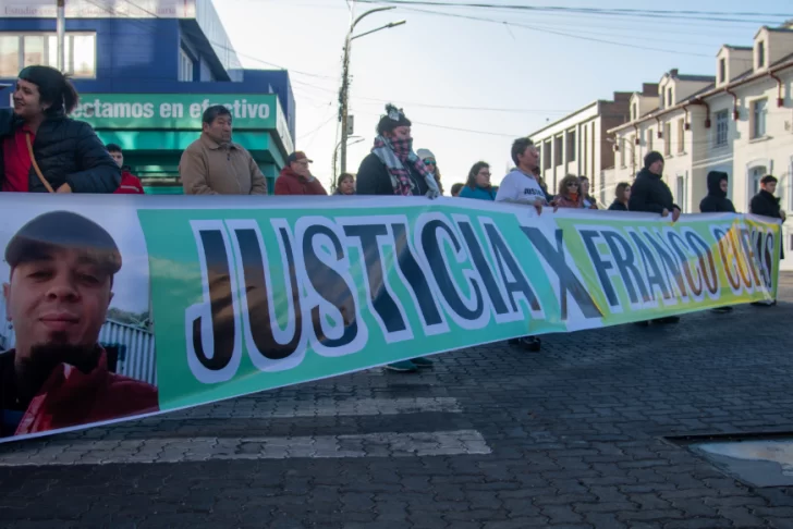  Familiares de Franco Cuevas con una bandera durante un izamiento dominical. FOTO: LEANDRO FRANCO/LA OPINIÓN AUSTRAL