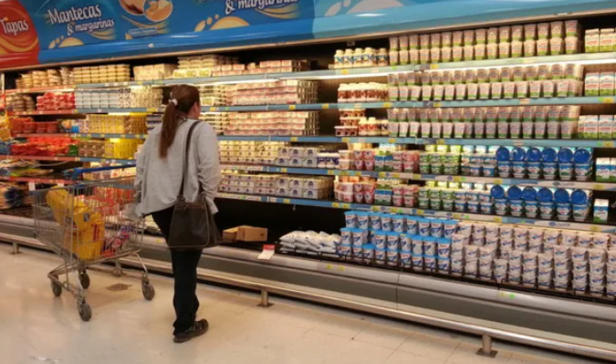 Crisis en la industria láctea: cuatro conocidas marcas de quesos y yogures podrían desaparecer de las góndolas de supermercado