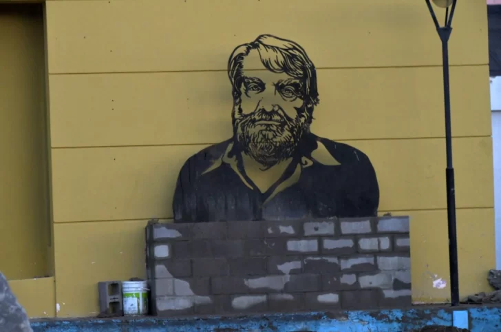 Sigue la polémica por la escultura de Osvaldo Bayer: denuncian una “nueva agresión” a su memoria