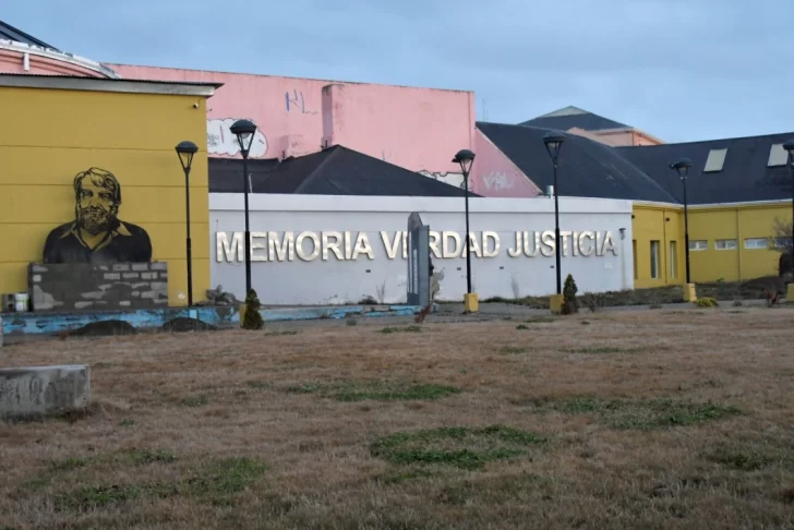  La escultura está siendo colocada en el espacio dedicado a la Memoria en una de las paredes del Complejo Cultural Santa Cruz. (Foto: José Silva/La Opinión Austral).