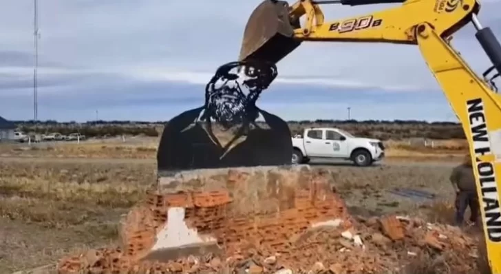  El día que destruyeron el monumento a Osvaldo Bayer con una retroexcavadora de Vialidad Nacional.