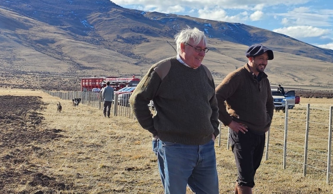  La iniciativa se desarrolla en la Estancia Alice, establecimiento donde se cultivan pasturas para engorde de ganado Hereford. En el lugar, el productor O'Byrne.