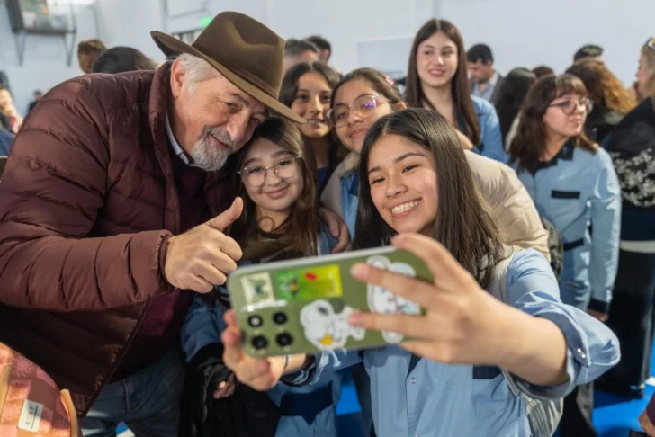  Othar junto a estudiantes de la escuela del Biología Marina.