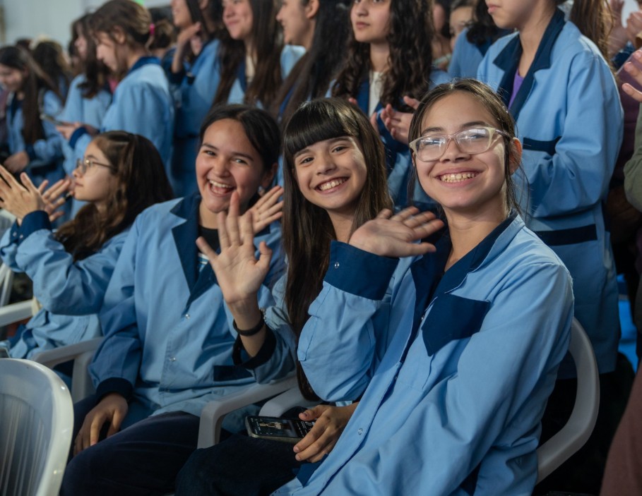  Las estudiantes de la escuela, posando para las cámaras durante el acto.