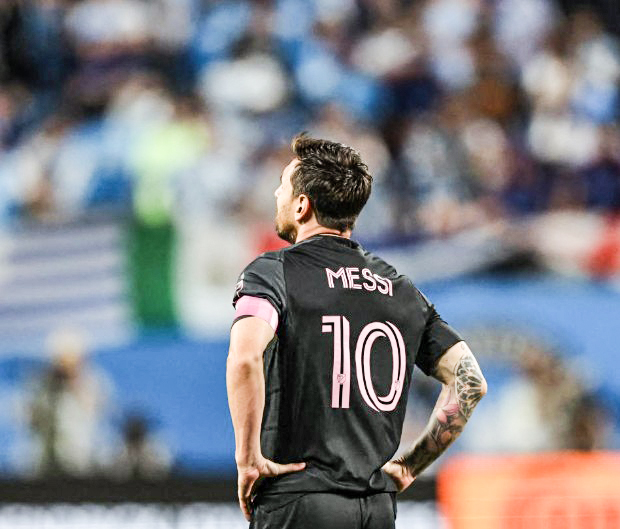  Messi mira la nada después de errar el penal.