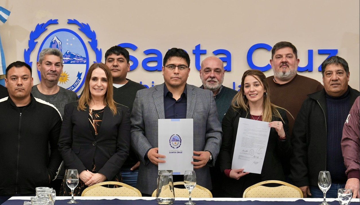  El gobernador Claudio Vidal junto a parte de su equipo de gobierno y referentes de sindicatos de la actividad portuaria.