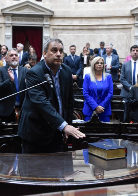  Momento de la jura del flamante diputado nacional.