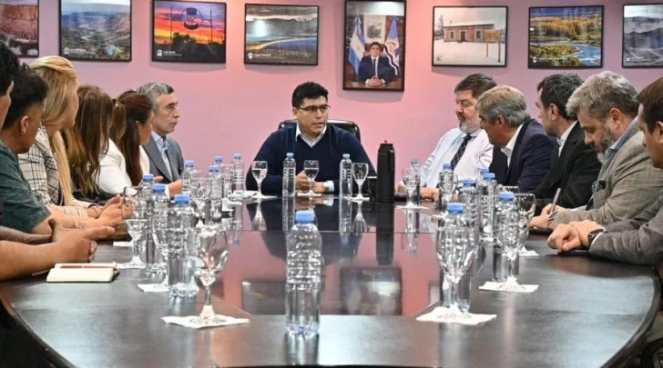 El gobernador Claudio Vidal encabezó una mesa de trabajo con empresas mineras y la UOCRA