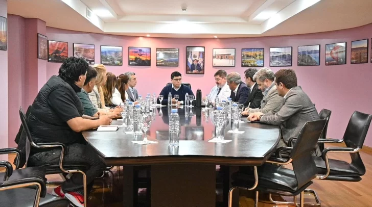  Durante la reunión, el mandatario provincial informó que el proyecto de modificación de la Ley N° 3.141, referida al régimen 70/30 de empleo para trabajadores santacruceños.