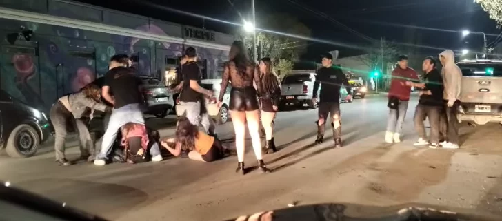 Video. Brutal pelea entre mujeres afuera de un boliche de Río Gallegos