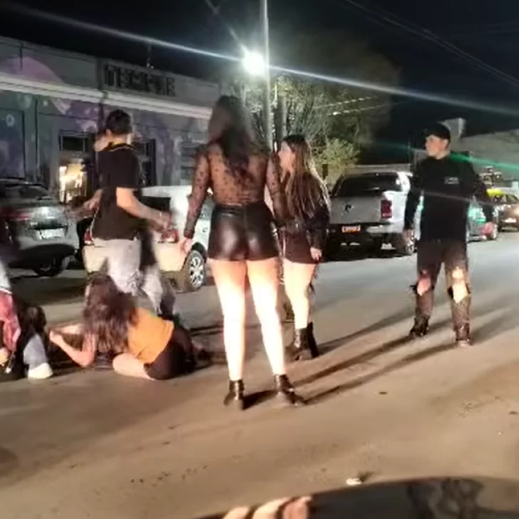 Video. Brutal pelea entre mujeres afuera de un boliche de Río Gallegos Video. Brutal pelea entre mujeres afuera de un boliche de Río Gallegos