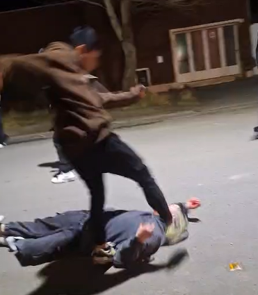  Momento de la patada en el piso del hecho de junio. FOTO: LA OPINIÓN AUSTRAL