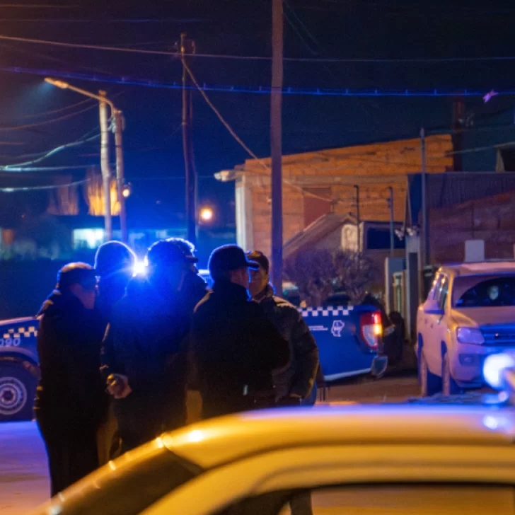 Tensión en el barrio Belgrano: un vecino se atrincheró con cuchillos en un motorhome Tensión en el barrio Belgrano: un vecino se atrincheró con cuchillos en un motorhome