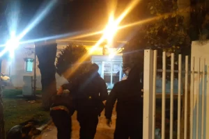 Detuvieron a dos menores tras romper la vidriera de un local y refugiarse en una escuela